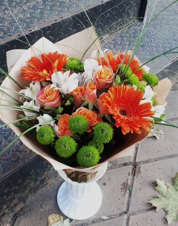 Букет цветов из: Герберы, Хризантемы, Альстромерии и Розы в Цементном
