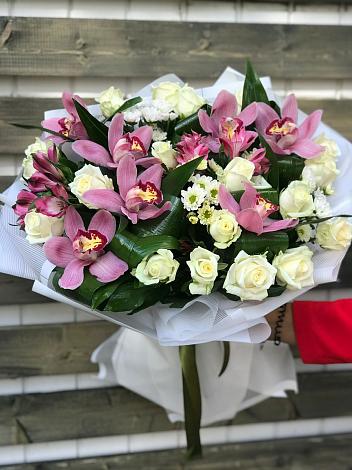 Букет цветов из: Розы и Хризантемы в Цементном