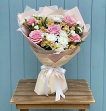 Букет цветов из:  Гвоздики, Орхидеи и Розы в Цементном