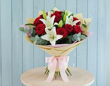 Букет цветов из:  Лилии и Розы в Цементном