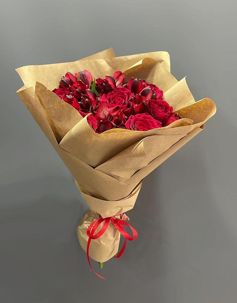 Букет цветов из: Альстромерии и Розы в Цементном