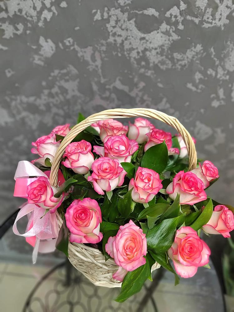 Цветочная композиция из Розы в корзине в Цементном