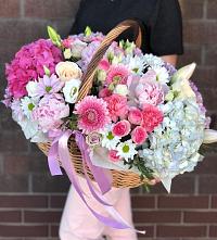 Цветочная композиция из Розы, Хризантемы, Пионы и Лизиантусы в корзине в Цементном