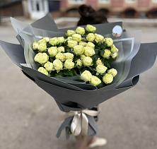 Букет Белые кустовые розы Солинеро в Цементном