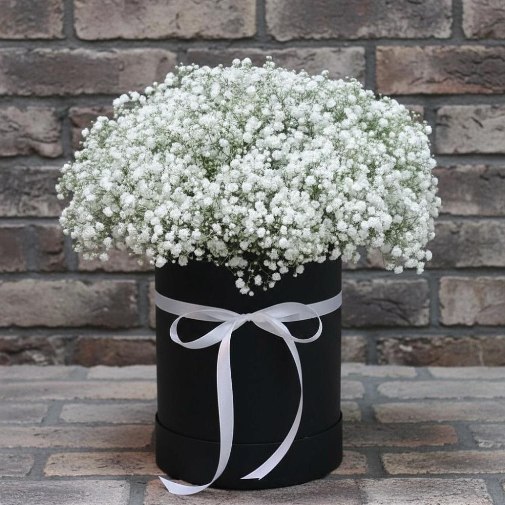 Цветочная композиция из Гипсофила в шляпной коробке в Цементном