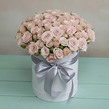 Цветочная композиция из Розы в шляпной коробке в Цементном