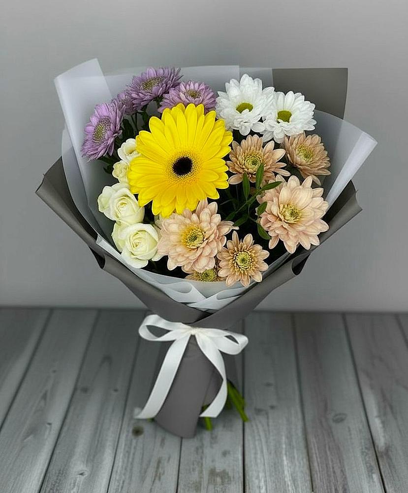 Букет цветов из: Розы, Герберы и Хризантемы в Цементном