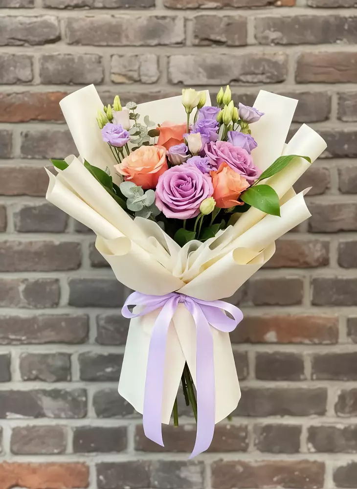 Букет цветов из: Лизиантусы и Розы в Цементном