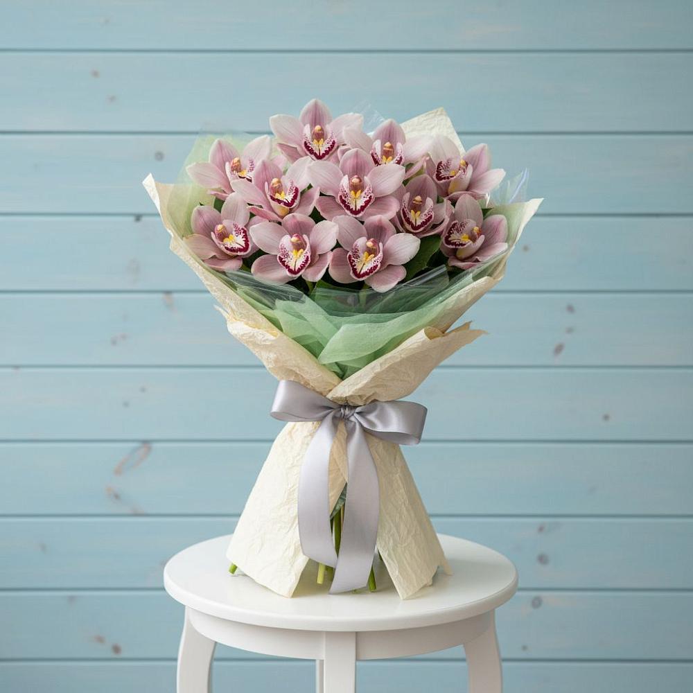 Букет цветов из: Орхидеи и Розы в Цементном