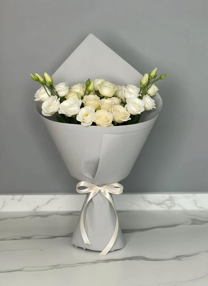 Букет цветов из: Розы и Лизиантусы в Цементном