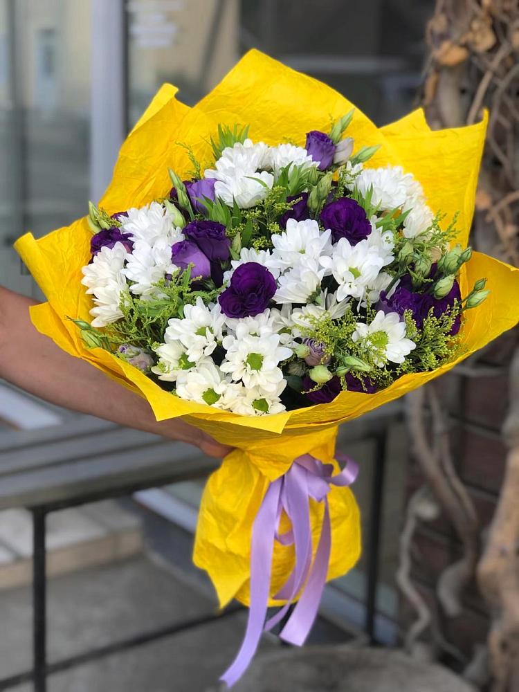 Букет цветов из: Ирисы, Хризантемы и Ромашки в Цементном