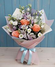 Букет цветов из:  Лизиантусы, Розы, Альстромерии и Гипсофила в Цементном