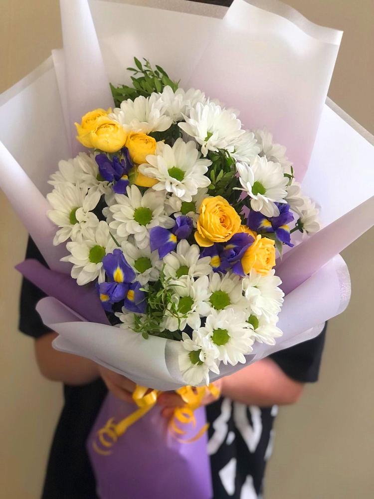 Букет цветов из: Ирисы, Хризантемы и Розы в Цементном