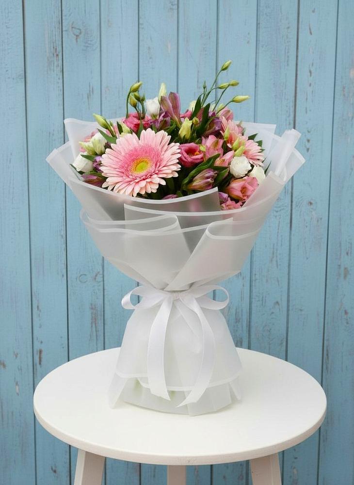 Букет цветов из: Герберы, Альстромерии и Лизиантусы в Цементном