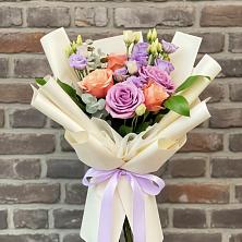 Букет цветов из:  Лизиантусы и Розы в Цементном