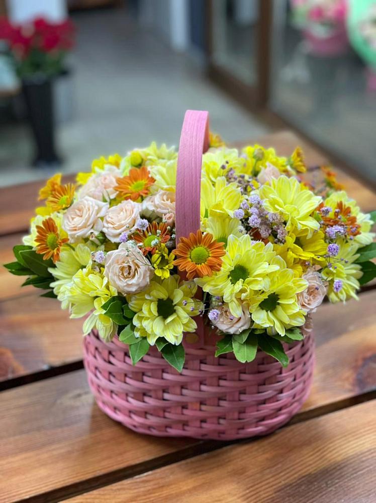 Цветочная композиция из Хризантемы и Розы в корзине в Цементном