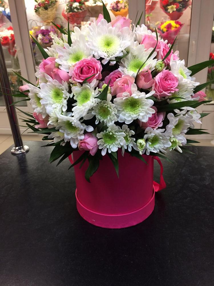 Цветочная композиция из Розы и Хризантемы в шляпной коробке в Цементном