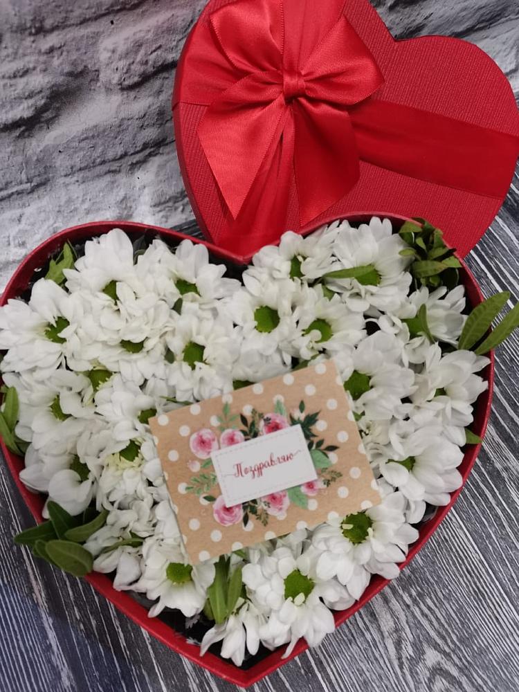 Цветочная композиция из Хризантемы в виде сердца в Цементном