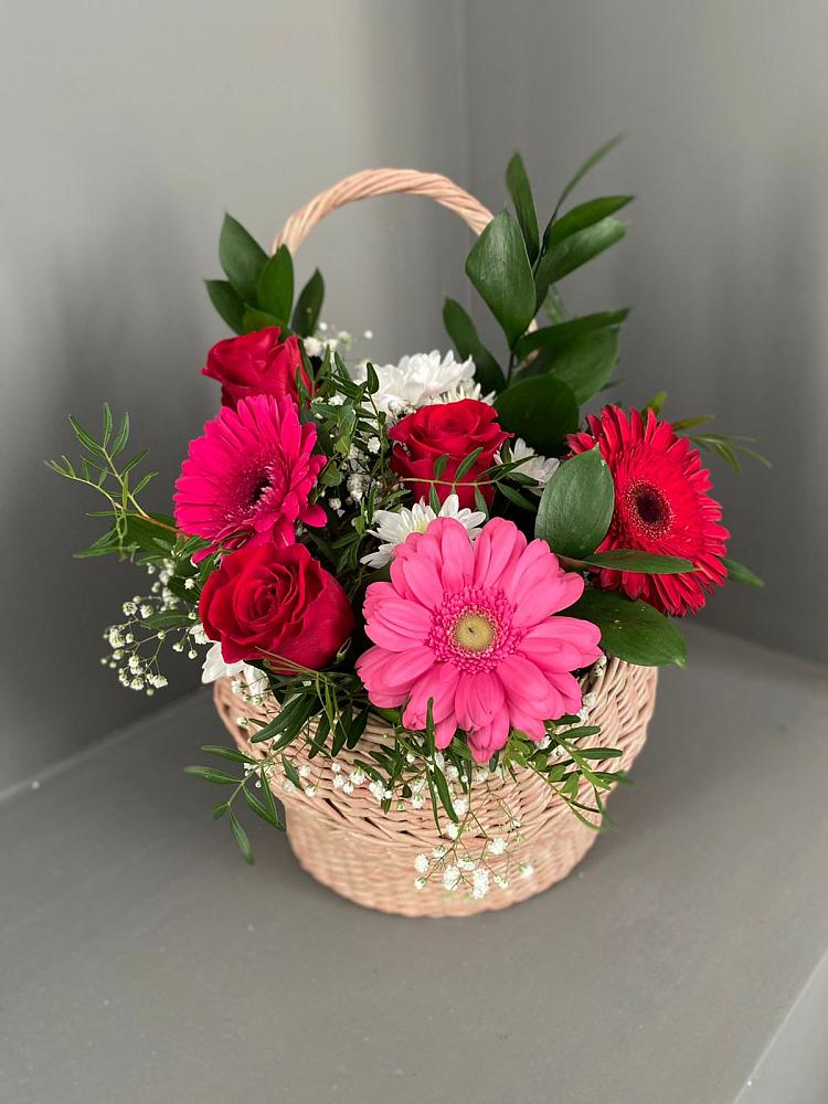 Цветочная композиция из Розы, Хризантемы и Герберы в корзине в Цементном