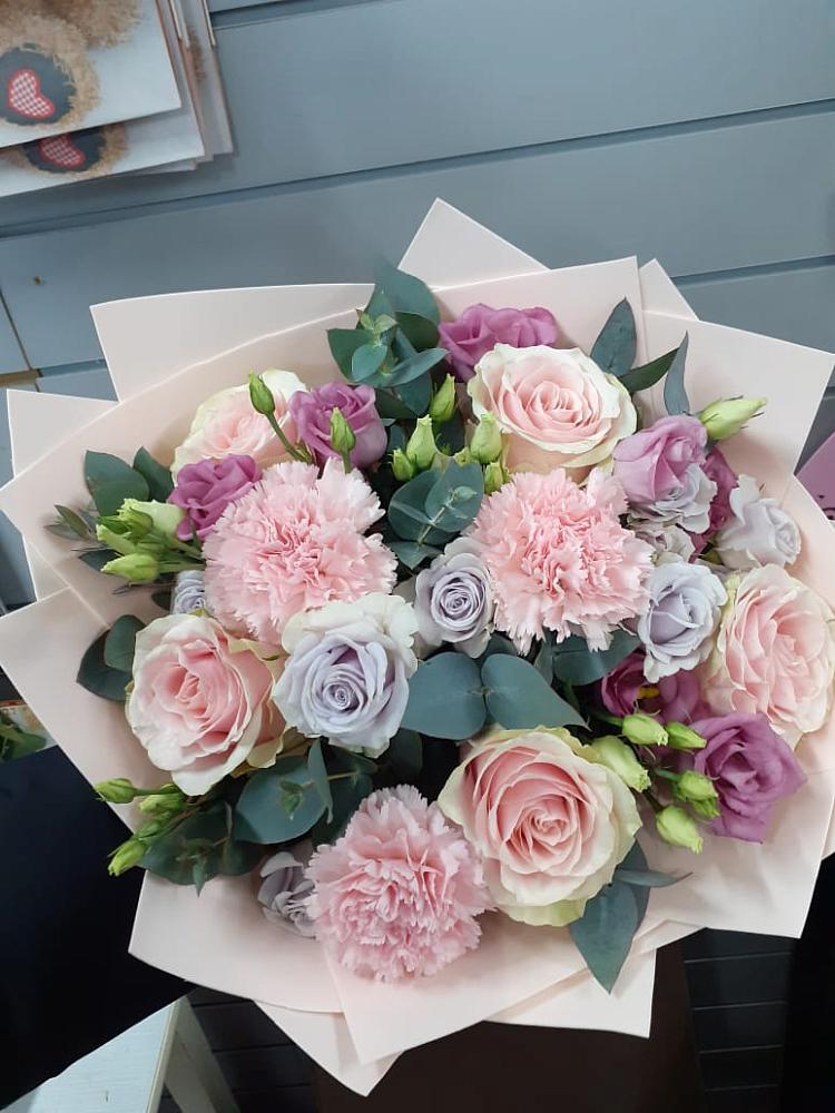 Букет цветов из: Розы, Гвоздики и Лизиантусы в Цементном