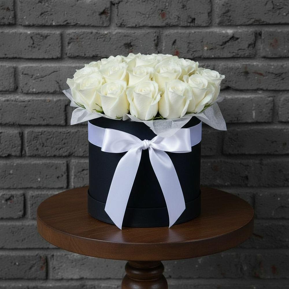 Цветочная композиция из Розы в шляпной коробке в Цементном