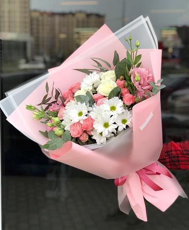 Букет цветов из: Розы, Лизиантусы и Хризантемы в Цементном