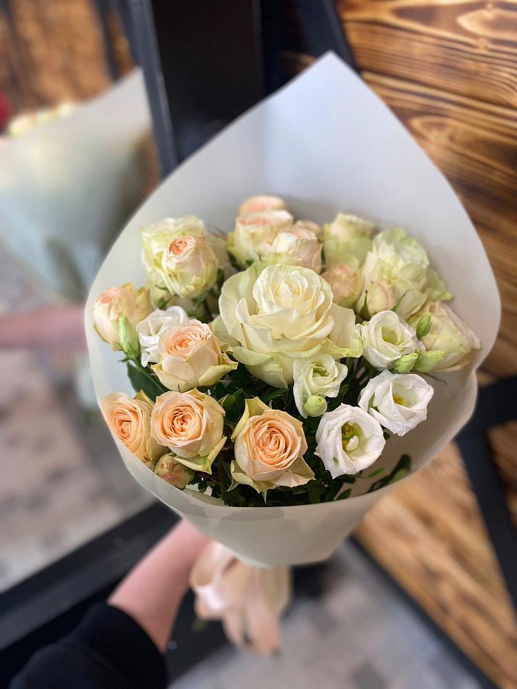 Букет цветов из: Розы и Лизиантусы в Цементном